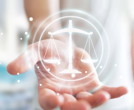 Image d'une main tenant une balance virtuelle