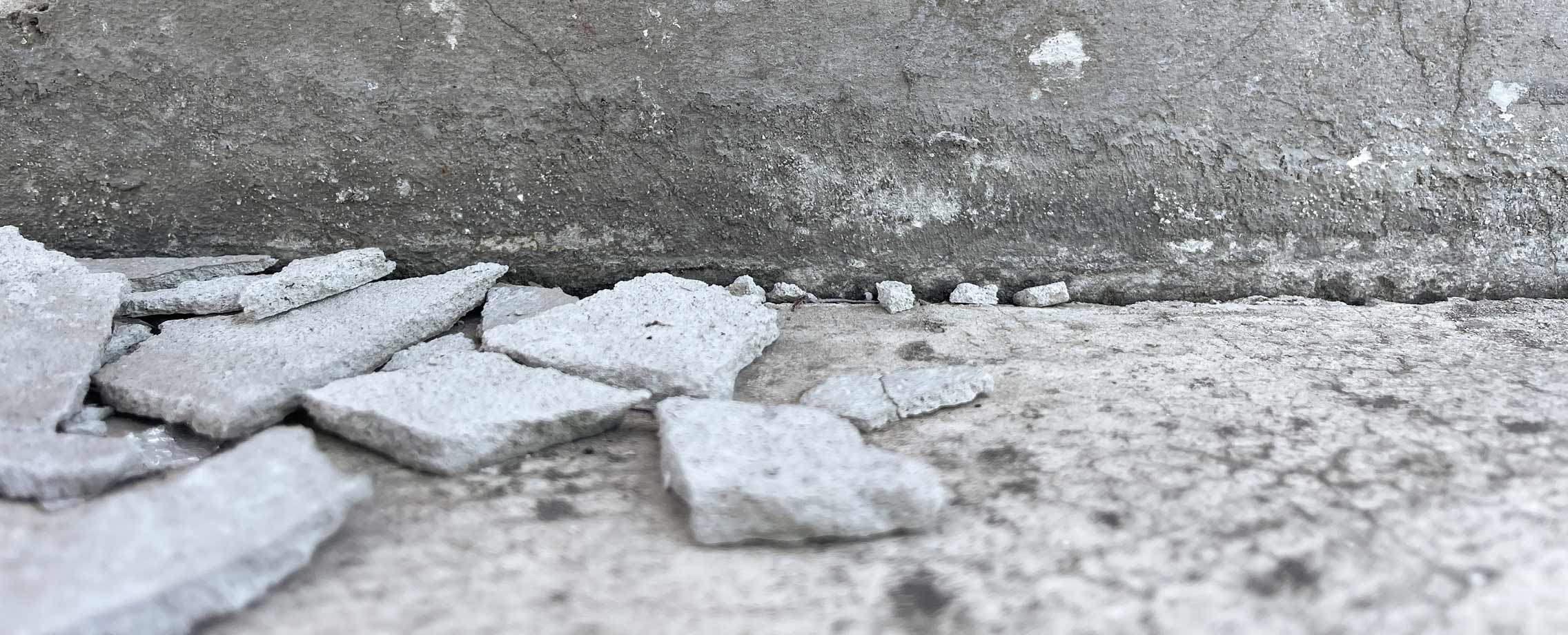 Photo d'un mur et de silice cristalline au sol