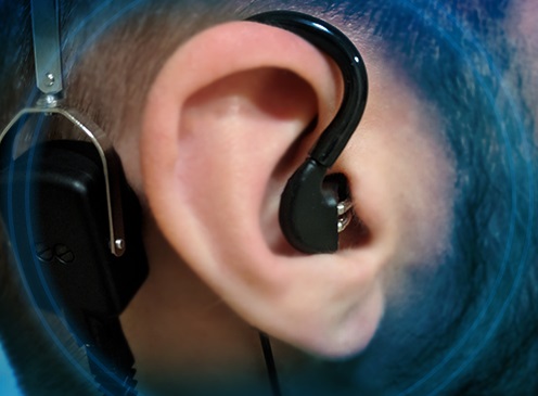 Les chercheurs ont fait des tests avec un ossivibrateur placé derrière l’oreille et un protecteur auditif dans l’oreille.