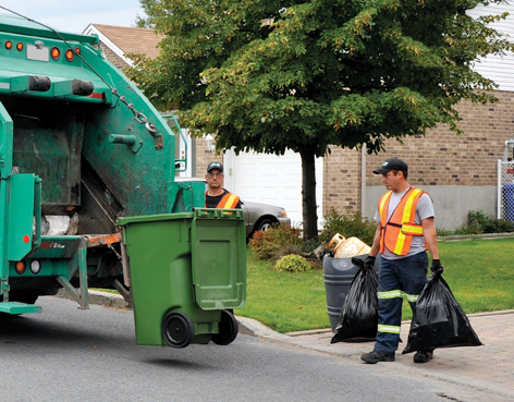 Éboueurs en plein travail.
