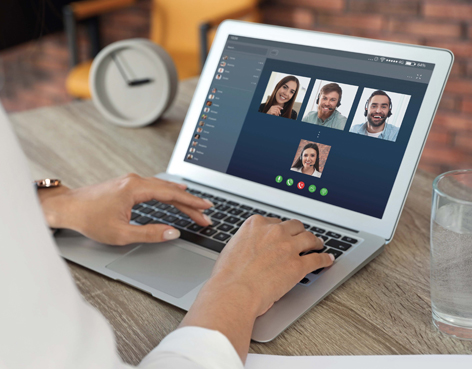 Femme en visioconférence sur son ordinateur portable.