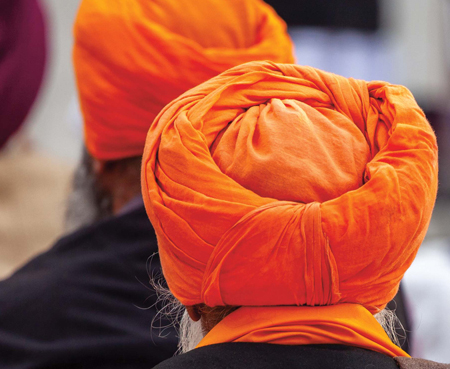 Personnes de confession sikhe portant le turban.