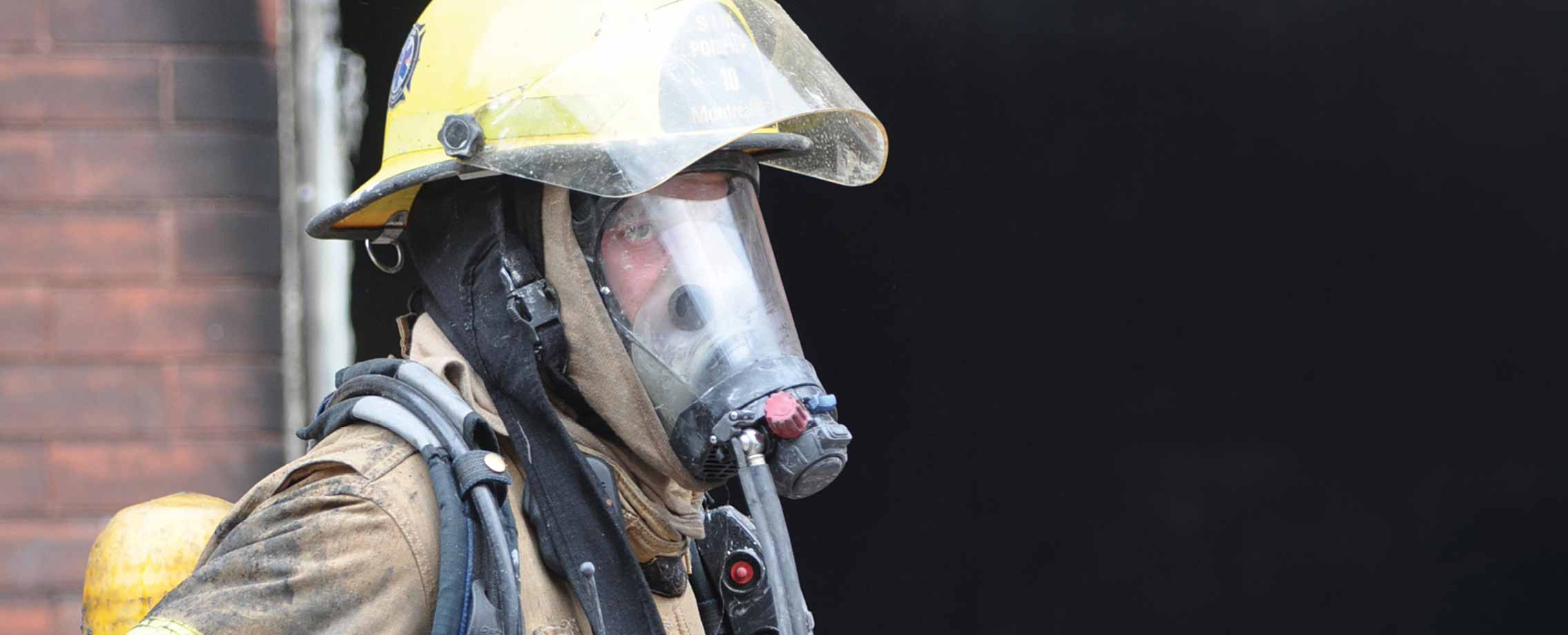 Photo d'un pompier portant des vêtements de protection et un casque