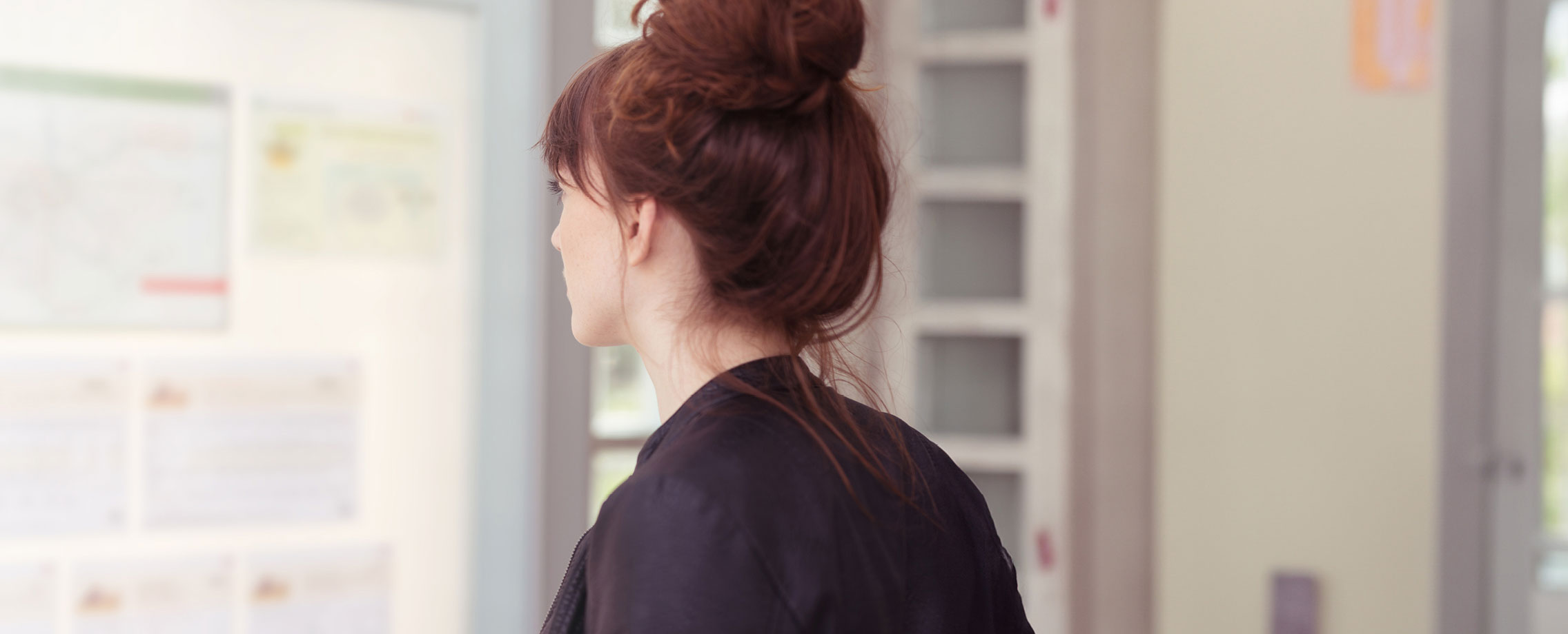 Une femme qui regarde un tableau.