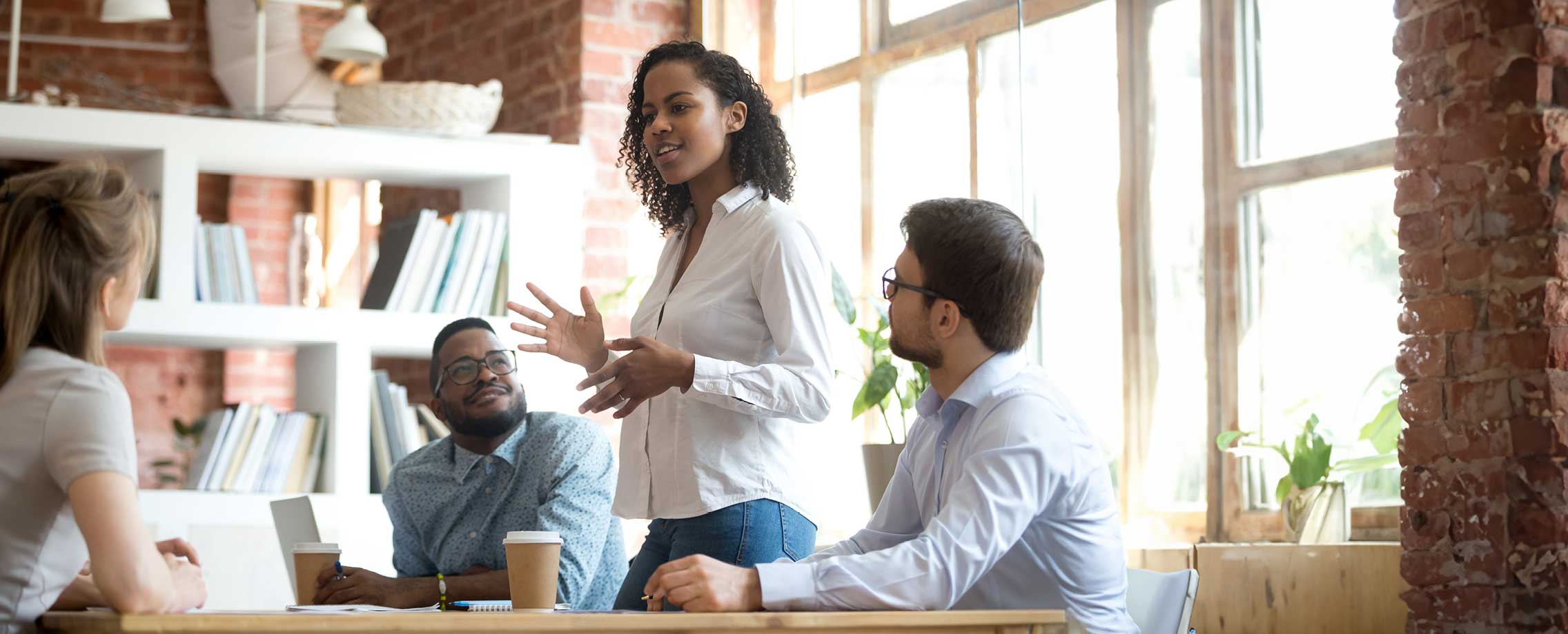 Collègues discutant dans un bureau