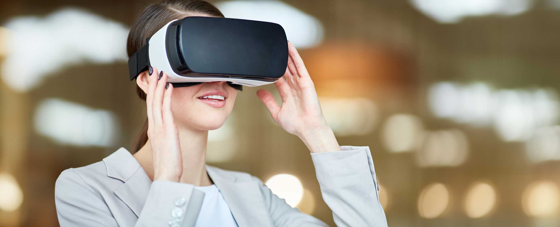 Photo d'une femme regardant dans un dispositif de réalité virtuel